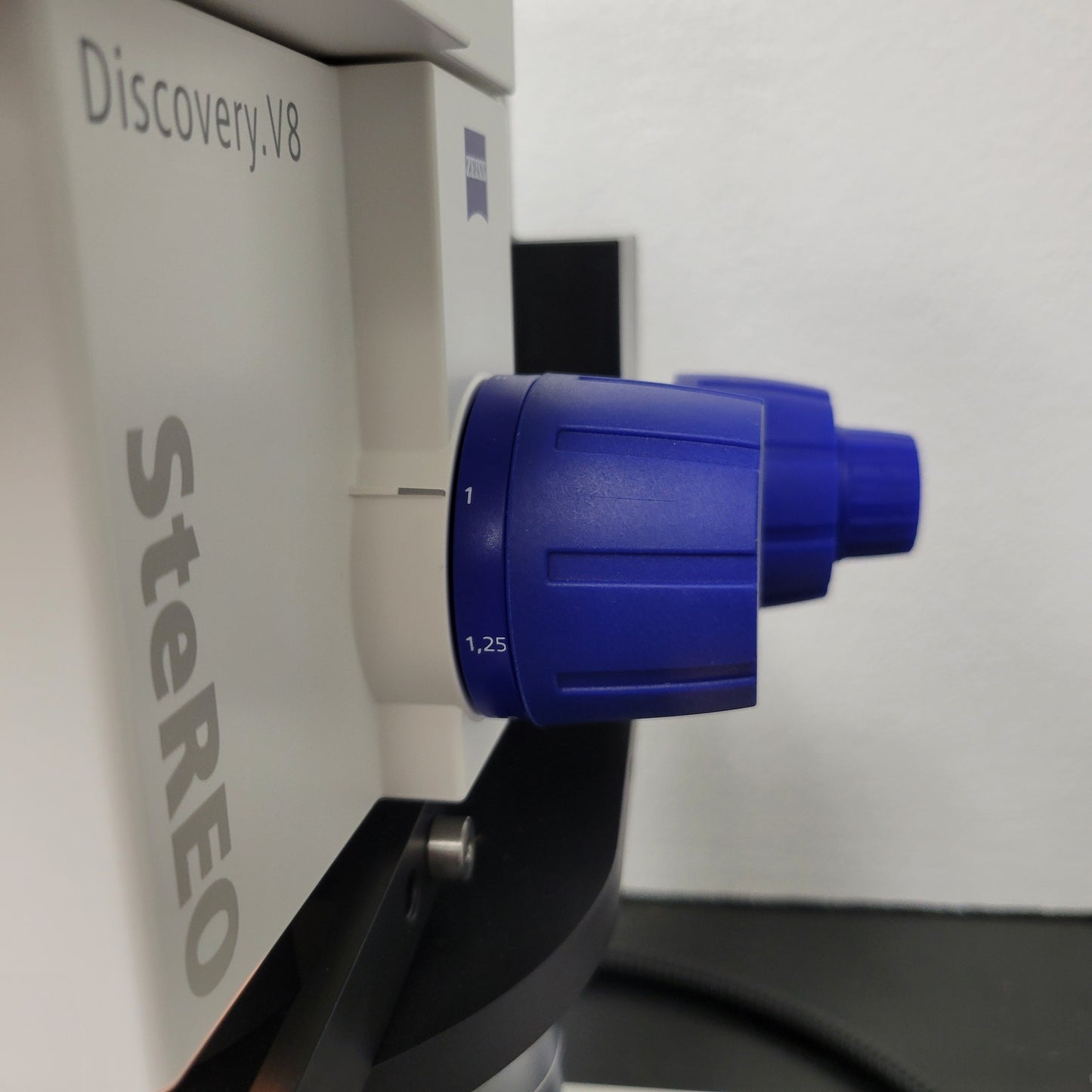Zeiss Stereo Microscope Discovery.V8 with Transmitted Light Stand & 3 Objectives