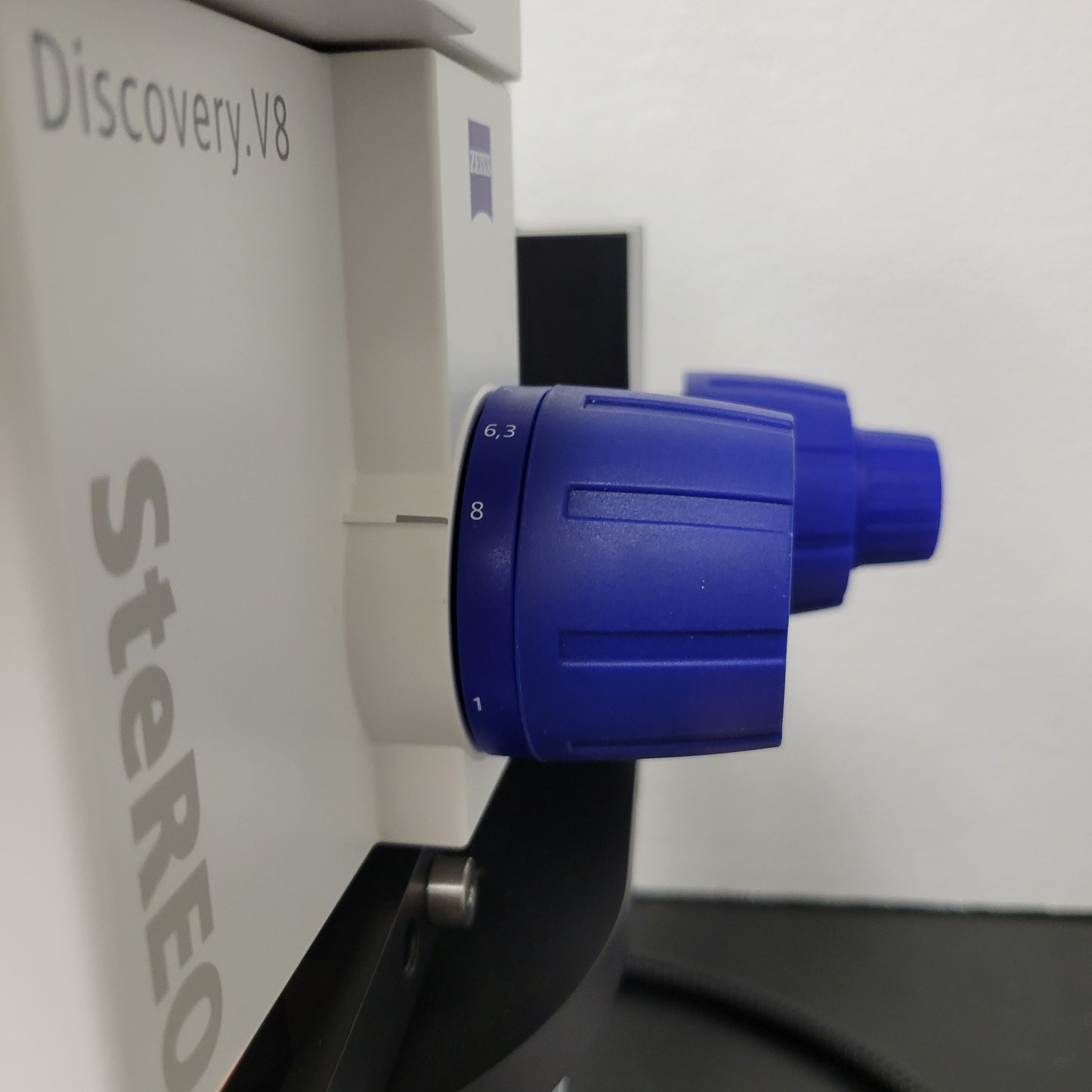 Zeiss Stereo Microscope Discovery.V8 with Transmitted Light Stand & 3 Objectives
