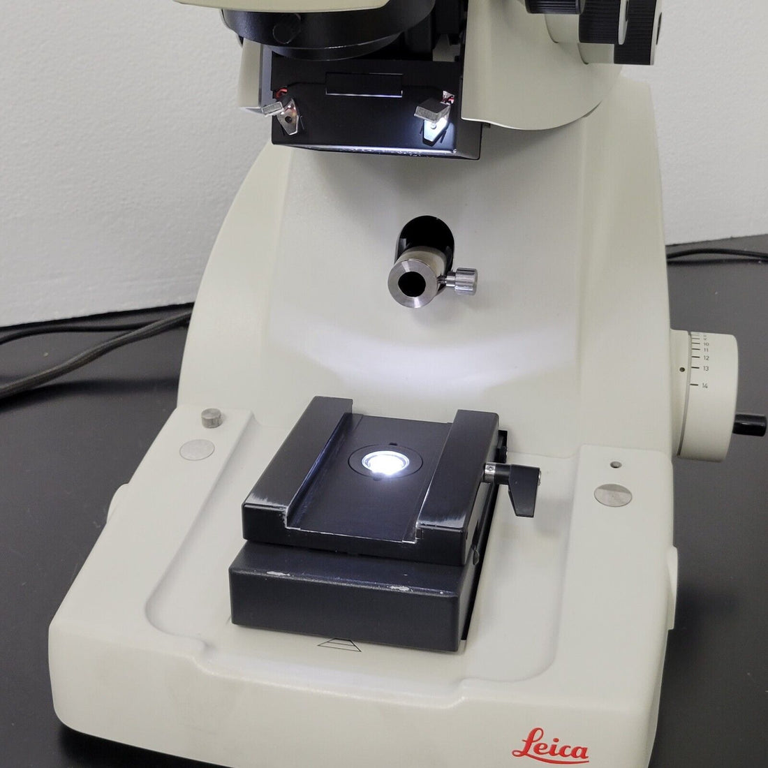 Leica Ultramicrotome EM UC7 with MZ6 Pod and Tilting Binocular Head
